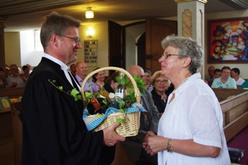 Begrüßung von Pfarrer Rühr mit einem Geschenkkorb Begrüßung von Pfarrer Rühr mit einem Geschenkkorb