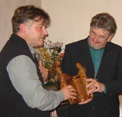Dekanatsmissionspfarrer Stahl und Dekan Horst Heißmann 2010 mit Partnerschaftsgeschenk aus Laulu Dekanatsmissionspfarrer Stahl und Dekan Horst Heißmann 2010 mit Partnerschaftsgeschenk aus Laulu